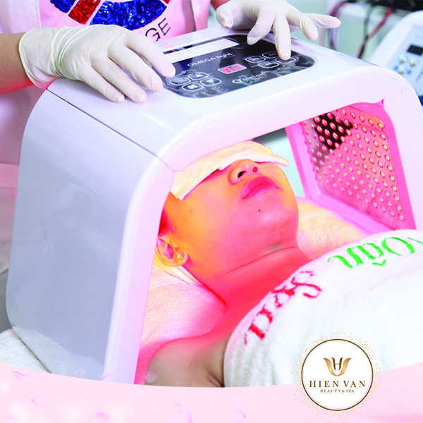 Chiếu ánh sáng sinh học sau khi lấy nhân mụn