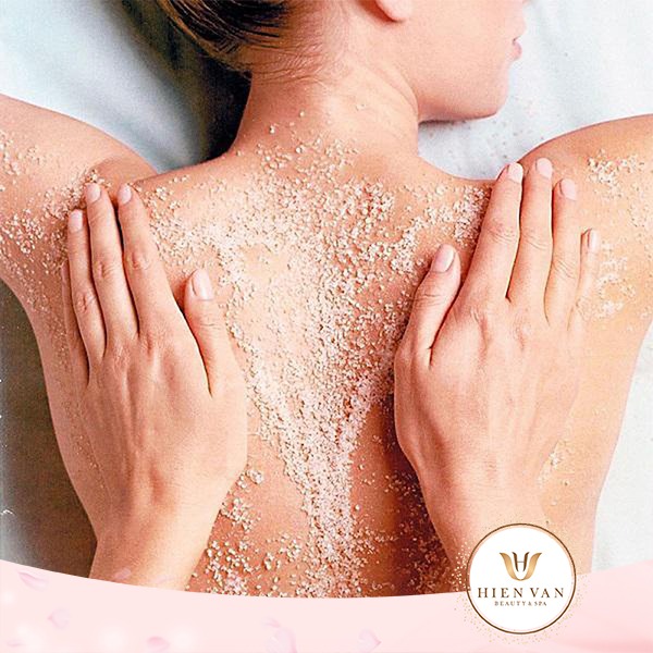 Trị mụn lưng bằng muối biển