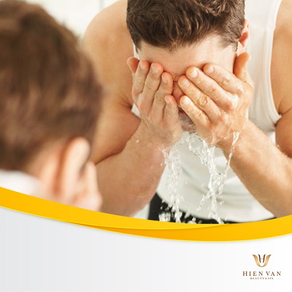 Nam giới rửa mặt 2 lần mỗi ngày