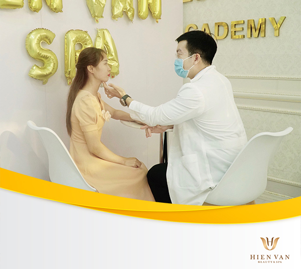 Bác sĩ trực tiếp thăm khám và điều trị tàn nhang 