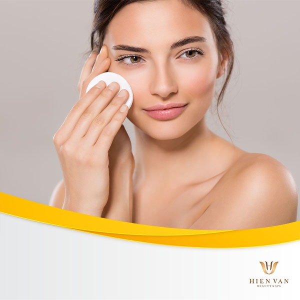 Thấm bông tẩy trang vào nước muối sinh lí để rửa mặt