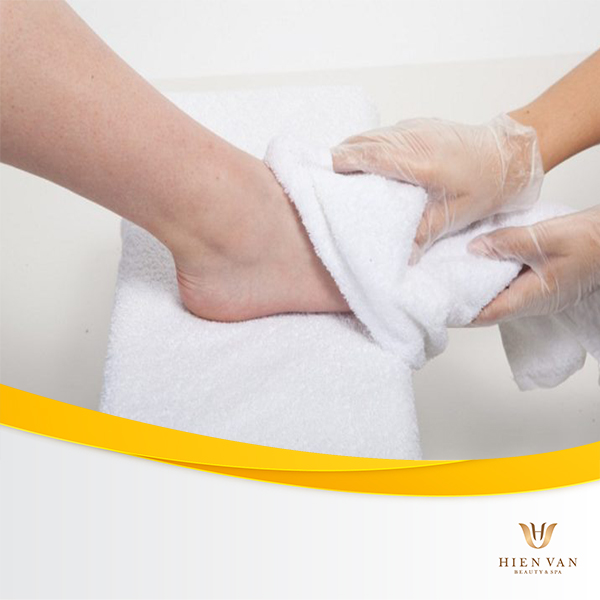 Làm sạch gel lạnh sau triệt lông