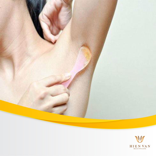Nhiều người chọn cách tự triệt lông nách tại nhà