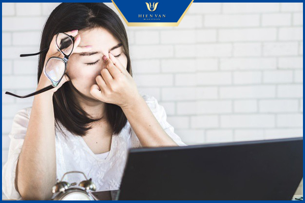 mắt tiếp xúc với ánh sáng xanh