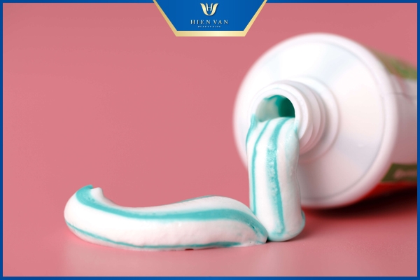 làm trắng vùng nách bằng kem đánh răng