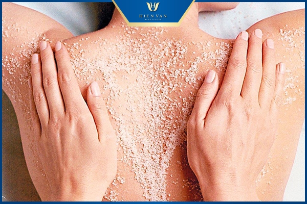 muối tắm trị mụn lưng