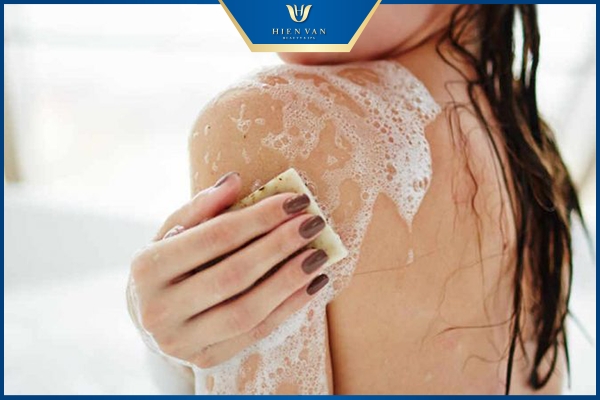 nguyên nhân bị mụn lưng ở lưng do vệ sinh