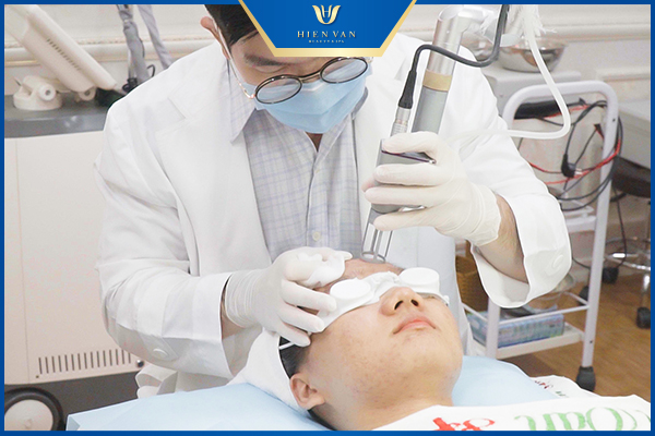 Tay nghề bác sĩ đóng vai trò quan trọng trong việc điều trị mụn