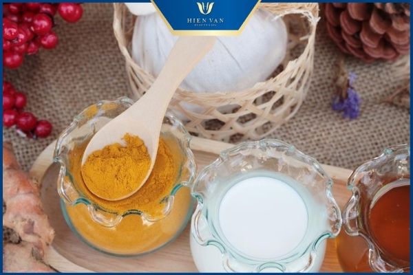 cách trị mụn thâm bằng nghệ tươi