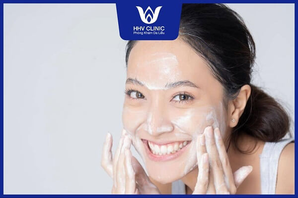 dung kem tri mun truoc hay sau serum